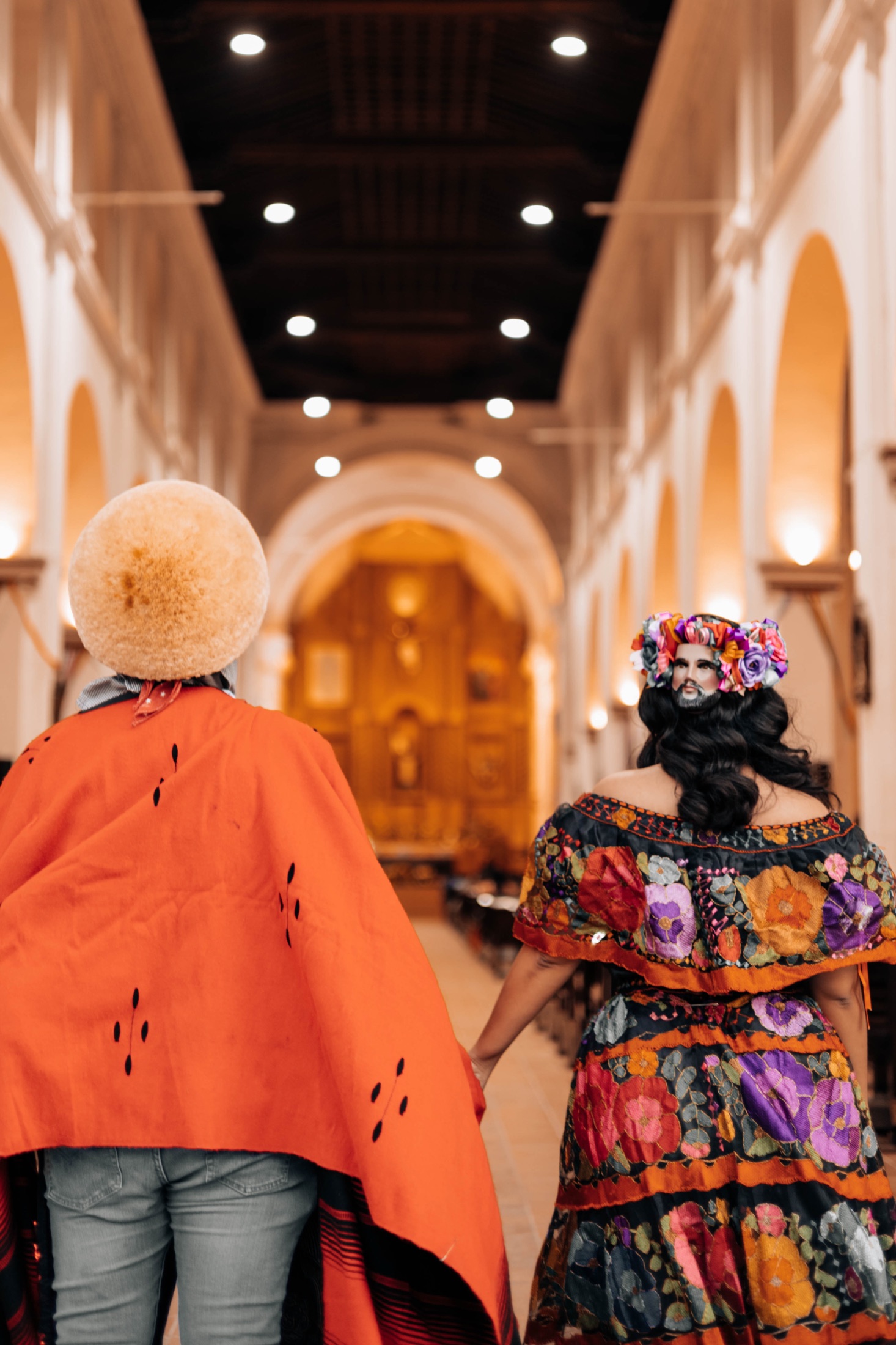 Mareni y Ervin caminando juntos hacia el altar de la Parroquia de Santo Domingo de Guzmán