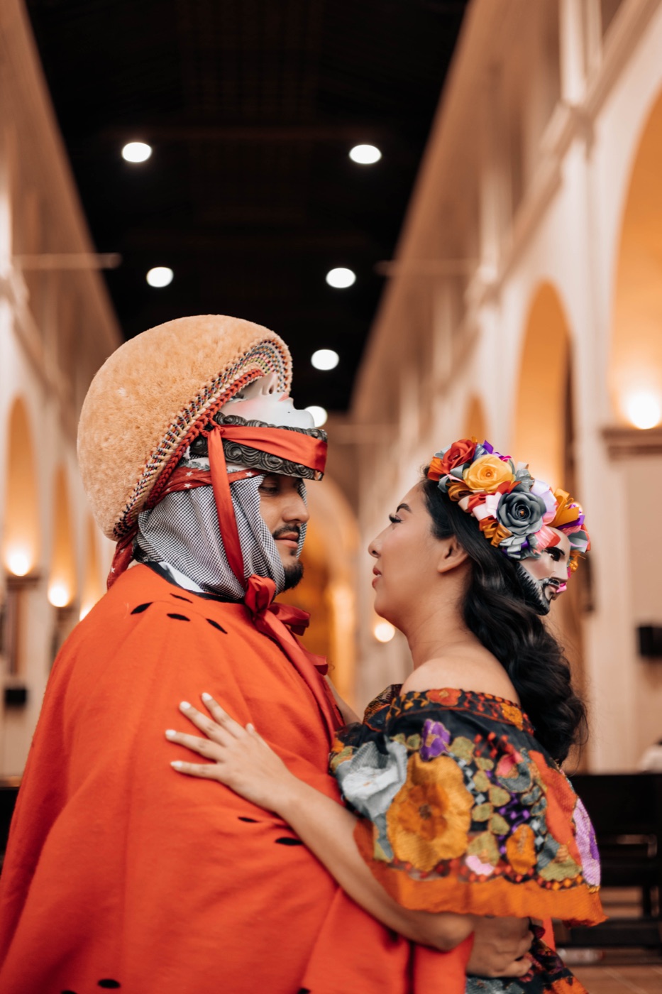 Mareni y Ervin frente a frente, vestidos de chiapaneca y parachico — enero 2026